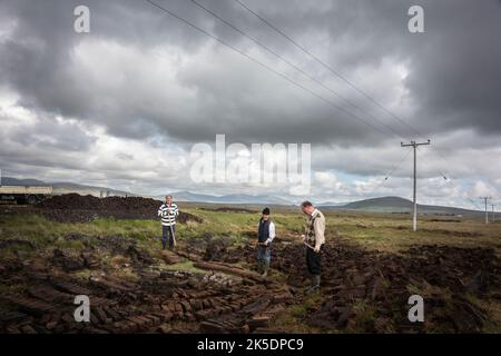 Aughness, Ballycroy, County Mayo, Irlanda, 6-18-2019. Girando il tappeto erboso nell'Irlanda del Nord-Ovest Foto Stock