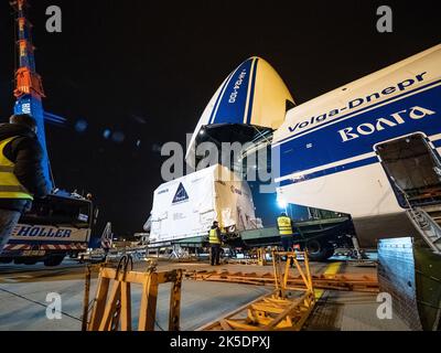 Il modulo di servizio europeo di Orion è caricato sull'aereo Antonov a Brema, in Germania, il 5 novembre 2018 per il trasporto al Kennedy Space Center...per la prima volta, la NASA utilizzerà un sistema costruito in Europa come elemento critico per alimentare una navicella spaziale americana, Estendere la cooperazione internazionale della Stazione spaziale Internazionale nello spazio profondo. Il modulo di servizio europeo è una collaborazione unica tra le agenzie spaziali e l'industria, tra cui il primo appaltatore dell'ESA, Airbus e 10 paesi europei. Il completamento del lavoro del modulo di assistenza in Europa e la spedizione a Kennedy rappresentano un importante miglio Foto Stock