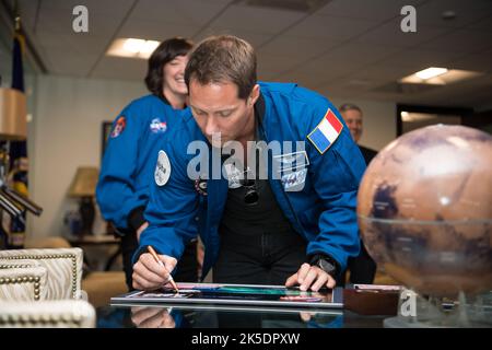 L’astronauta della NASA SpaceX Crew-2 ESA (Agenzia spaziale europea) Thomas Pesquet firma un montaggio per l’Amministratore associato della NASA Bob Cabana, lunedì 6 giugno 2022, presso la sede centrale della NASA Mary W. Jackson a Washington DC. Foto Stock