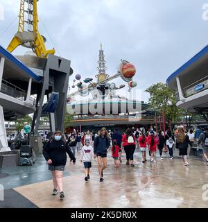 Orlando, FL USA - 23 gennaio 2021: Persone che camminano intorno a Tomorrowland in Walt Disney World Magic Kingdom in Orlando, Florida. Foto Stock