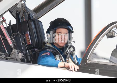 Houston, Stati Uniti d'America. 15 Novembre 2018. Nicole Mann, astronauta della NASA, siede in un addestratore supersonico del getto del Northrop T-38 Talon durante l'addestramento dell'astronauta del programma della squadra commerciale al centro spaziale di Johnson, 15 novembre 2018 a Houston, Texas. Mann è la prima madre americana e la prima donna a comandare una missione della NASA nello spazio. Credit: James Blair/NASA/Alamy Live News Foto Stock