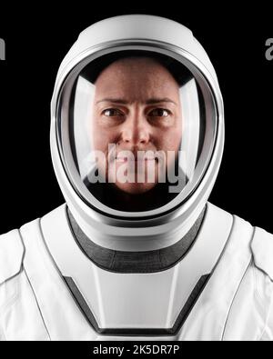 Hawthorne, Stati Uniti d'America. 19 agosto, 2022. Nicole Mann, astronauta della NASA, ritratto ufficiale con tuta a pressione SpaceX presso la sede centrale di SpaceX, 19 agosto 2022 a Hawthorne, California. Mann è la prima madre americana e la prima donna a comandare una missione della NASA nello spazio. Credit: SpaceX/NASA/Alamy Live News Foto Stock