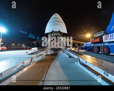 Il modulo di servizio europeo di Orion è caricato sull'aereo Antonov a Brema, in Germania, il 5 novembre 2018 per il trasporto al Kennedy Space Center...per la prima volta, la NASA utilizzerà un sistema costruito in Europa come elemento critico per alimentare una navicella spaziale americana, Estendere la cooperazione internazionale della Stazione spaziale Internazionale nello spazio profondo. Il modulo di servizio europeo è una collaborazione unica tra le agenzie spaziali e l'industria, tra cui il primo appaltatore dell'ESA, Airbus e 10 paesi europei. Il completamento del lavoro del modulo di assistenza in Europa e la spedizione a Kennedy rappresentano un importante miglio Foto Stock