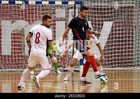 Luka Peric di Croazia e Balasz Rutai di Ungheria durante la partita di qualificazione della Coppa del mondo FIFA Futsal 2023 tra Croazia e Ungheria il 7 ottobre 2022, a Slavonski Brod, Croazia. Foto: Ivica Galovic/PIXSELL Credit: Pixsell agenzia foto e video/Alamy Live News Foto Stock