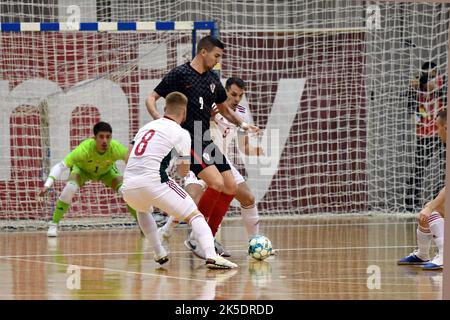 Luka Peric di Croazia e Balasz Rutai e Janos Rabl durante la partita di qualificazione della Coppa del mondo FIFA Futsal 2023 tra Croazia e Ungheria il 7 ottobre 2022, a Slavonski Brod, Croazia. Foto: Ivica Galovic/PIXSELL Credit: Pixsell agenzia foto e video/Alamy Live News Foto Stock