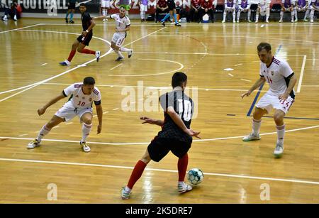 Josip Jurlina di Croazia e Akos Harnisch e Baltazar Buki di Ungheria durante la partita di qualificazione della Coppa del mondo FIFA Futsal 2023 tra Croazia e Ungheria il 7 ottobre 2022, a Slavonski Brod, Croazia. Foto: Ivica Galovic/PIXSELL Credit: Pixsell agenzia foto e video/Alamy Live News Foto Stock