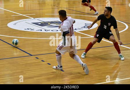 Josip Jurlina di Croazia e Akos Harnisch di Ungheria durante la partita di qualificazione della Coppa del mondo FIFA Futsal 2023 tra Croazia e Ungheria il 7 ottobre 2022, a Slavonski Brod, Croazia. Foto: Ivica Galovic/PIXSELL Credit: Pixsell agenzia foto e video/Alamy Live News Foto Stock