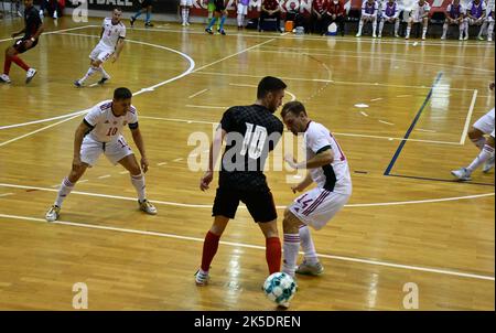 Josip Jurlina di Croazia e Akos Harnisch e Baltazar Buki di Ungheria durante la partita di qualificazione della Coppa del mondo FIFA Futsal 2023 tra Croazia e Ungheria il 7 ottobre 2022, a Slavonski Brod, Croazia. Foto: Ivica Galovic/PIXSELL Credit: Pixsell agenzia foto e video/Alamy Live News Foto Stock