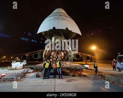 Il modulo di servizio europeo di Orion è caricato sull'aereo Antonov a Brema, in Germania, il 5 novembre 2018 per il trasporto al Kennedy Space Center...per la prima volta, la NASA utilizzerà un sistema costruito in Europa come elemento critico per alimentare una navicella spaziale americana, Estendere la cooperazione internazionale della Stazione spaziale Internazionale nello spazio profondo. Il modulo di servizio europeo è una collaborazione unica tra le agenzie spaziali e l'industria, tra cui il primo appaltatore dell'ESA, Airbus e 10 paesi europei. Il completamento del lavoro del modulo di assistenza in Europa e la spedizione a Kennedy rappresentano un importante miglio Foto Stock