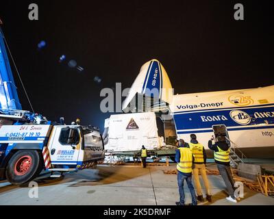 Il modulo di servizio europeo di Orion è caricato sull'aereo Antonov a Brema, in Germania, il 5 novembre 2018 per il trasporto al Kennedy Space Center...per la prima volta, la NASA utilizzerà un sistema costruito in Europa come elemento critico per alimentare una navicella spaziale americana, Estendere la cooperazione internazionale della Stazione spaziale Internazionale nello spazio profondo. Il modulo di servizio europeo è una collaborazione unica tra le agenzie spaziali e l'industria, tra cui il primo appaltatore dell'ESA, Airbus e 10 paesi europei. Il completamento del lavoro del modulo di assistenza in Europa e la spedizione a Kennedy rappresentano un importante miglio Foto Stock