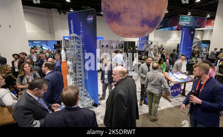 I partecipanti visitano l'area della NASA durante il 37th° Simposio spaziale, martedì 5 aprile 2022, a Colorado Springs, Colorado. Foto Stock