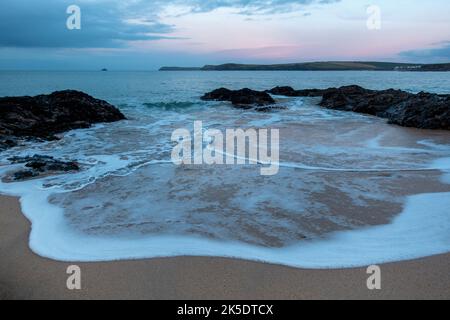 Onde dolci che si infrangono al crepuscolo sulla spiaggia di Harlyn Bay sulla costa settentrionale della Cornovaglia in Inghilterra, Regno Unito Foto Stock