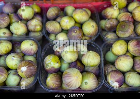 Fichi maturi in scatole per la vendita sul mercato Foto Stock