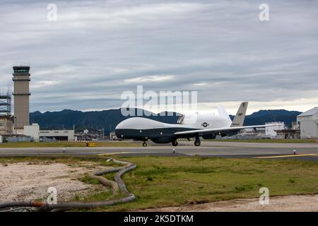 Iwakuni, Giappone. 07 ottobre 2022. Un veicolo aereo ad alta quota della Marina militare statunitense mq-4C Triton a lunga durata senza equipaggio con lo Squadrone Patrol 19 senza equipaggio sulla linea di volo alla Stazione aerea della Marina Corp Iwakuni, 5 ottobre 2022 a Iwakuni, Giappone. Credito: LCpl. David Getz/US Navy/Alamy Live News Foto Stock