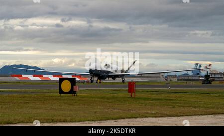 Iwakuni, Giappone. 07 ottobre 2022. Un veicolo aereo senza equipaggio ad alta quota della Marina degli Stati Uniti mq-4C Triton a lunga durata con lo Squadrone Patrol senza equipaggio 19 durante un decollo alla Stazione aerea della Marina di Iwakuni, 5 ottobre 2022 a Iwakuni, Giappone. Credito: CPL. Mitchell Austin/U.S Marines/Alamy Live News Foto Stock