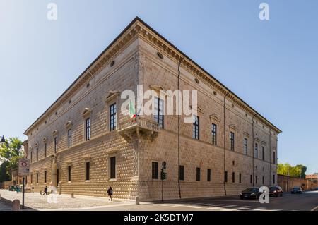 Ferrara (2nd ottobre 2022) - il famoso Palazzo dei diamanti costruito in epoca rinascimentale Foto Stock