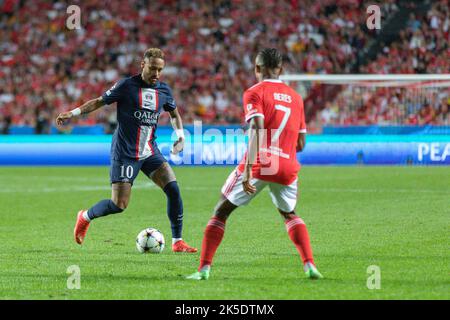 Ottobre 05, 2022. Lisbona, Portogallo. L'avanzata di Parigi Saint-Germain dal Brasile Neymar (10) in azione durante il gioco del 3rd° turno del Gruppo H per la UEFA Champions League, Benfica vs Paris Saint-Germain © Alexandre de Sousa/Alamy Live News Foto Stock