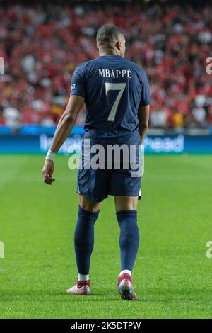 Ottobre 05, 2022. Lisbona, Portogallo. L'andata di Parigi Saint-Germain dalla Francia Kylian Mbappe (7) in azione durante il gioco del 3rd° turno del Gruppo H per la UEFA Champions League, Benfica vs Paris Saint-Germain © Alexandre de Sousa/Alamy Live News Foto Stock