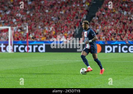 Ottobre 05, 2022. Lisbona, Portogallo. L'avanzata di Parigi Saint-Germain dal Brasile Neymar (10) in azione durante il gioco del 3rd° turno del Gruppo H per la UEFA Champions League, Benfica vs Paris Saint-Germain © Alexandre de Sousa/Alamy Live News Foto Stock