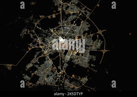 ISS cattura Medina, Arabia Saudita di notte da 260 miglia sopra, mostrando luci e schemi urbani. Foto Stock