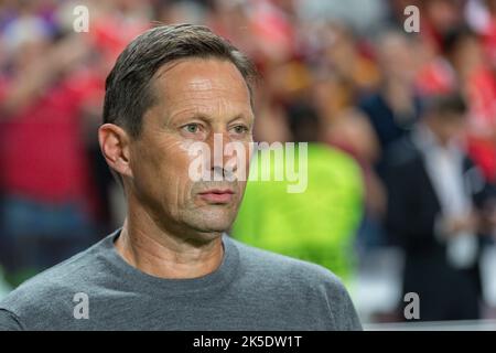 Ottobre 05, 2022. Lisbona, Portogallo. Allenatore capo di Benfica dalla Germania Roger Schmidt in azione durante il gioco del 3rd° turno del Gruppo H per la UEFA Champions League, Benfica vs Parigi Saint-Germain © Alexandre de Sousa/Alamy Live News Foto Stock