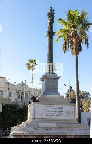 Haifa, Israele - 06.10.2022, la statua in bronzo della Madonna Stella Maris al Monastero Carmelitano. Conosciuto come Monastero di nostra Signora del Monte Carmelo Foto Stock