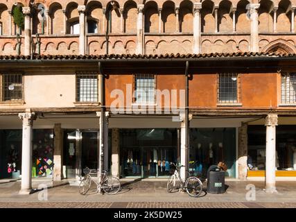 Ferrara (2nd ottobre 2022) - i piccoli negozi di antiquariato sul lato della cattedrale medievale di Ferrara Foto Stock