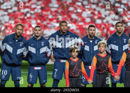 Ottobre 05, 2022. Lisbona, Portogallo. L'andata di Parigi Saint-Germain dal Brasile Neymar (10), l'centrocampista di Parigi Saint-Germain dall'Italia Marco Verratti (6), l'andata di Parigi Saint-Germain dalla Francia Kylian Mbappe (7), L'andata di Parigi Saint-Germain dall'Argentina Lionel messi (30) e il difensore di Parigi Saint-Germain dal Marocco Achraf Hakimi (2) in azione durante il gioco del 3rd° turno del Gruppo H per la UEFA Champions League, Benfica vs Paris Saint-Germain © Alexandre de Sousa/Alamy Live News Foto Stock