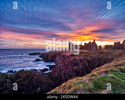 Vista sul castello di Slains, sulla baia di Cruden, sull'Aberdeenshire, in Scozia Foto Stock