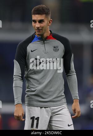 Milano, Italia, 4th ottobre 2022. Ferran Torres del FC Barcelona reagisce durante il riscaldamento prima della partita UEFA Champions League Group C a Giuseppe Meazza, Milano. L'immagine di credito dovrebbe essere: Jonathan Moskrop / Sportimage Foto Stock