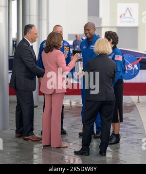 Il Vice Presidente Kamala Harris e il secondo Gentleman Doug Emhoff incontrano l'astronauta della NASA Randy Bresnik, il candidato dell'astronauta della NASA Andre Douglas, l'astronauta della NASA Jessica Meir e il Vice Amministratore della NASA Pam Melroy, lunedì 29 agosto 2022, presso il Centro spaziale Kennedy della NASA in Florida. Il Vice Presidente doveva assistere al lancio del razzo Space Launch System della NASA che trasportava la navicella spaziale Orion sul test di volo Artemis i, tuttavia il tentativo di lancio è stato interrotto verso le 8:30 del mattino ET. Foto Stock