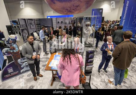 I partecipanti visitano l'area della NASA durante il 37th° Simposio spaziale, martedì 5 aprile 2022, a Colorado Springs, Colorado. Foto Stock