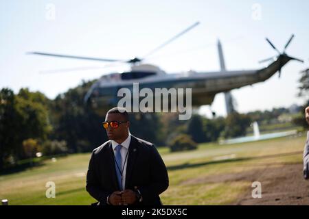 Washington DC, Stati Uniti. 07th Ott 2022. Un ufficiale del Servizio Segreto è in piedi guardia come Marine One che trasporta il presidente degli Stati Uniti Joe Biden decolli dal prato sud della Casa Bianca Washington, DC, Stati Uniti, il venerdì 7 ottobre, 2022. Biden ha affermato che gli Stati Uniti stanno cercando di trovare una "rampa di uscita” per il presidente russo Vladimir Putin e teme che le sue minacce di utilizzare armi nucleari tattiche siano reali e potrebbero portare a "Armageddon". Credit: MediaPunch Inc/Alamy Live News Foto Stock