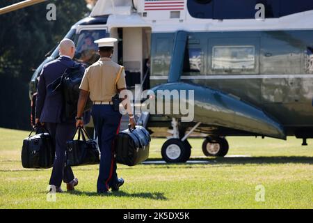 Washington DC, Stati Uniti. 07th Ott 2022. Un assistente militare ufficiale del corpo della Marina degli Stati Uniti trasporta i codici di lancio nucleari conosciuti come 'il calcio, 'mentre segue il presidente Joe Biden su Marine One sul prato sud della Casa Bianca Washington, DC, Stati Uniti, venerdì 7 ottobre, 2022. Biden ha affermato che gli Stati Uniti stanno cercando di trovare una "rampa di uscita” per il presidente russo Vladimir Putin e teme che le sue minacce di utilizzare armi nucleari tattiche siano reali e potrebbero portare a "Armageddon". Credit: MediaPunch Inc/Alamy Live News Foto Stock