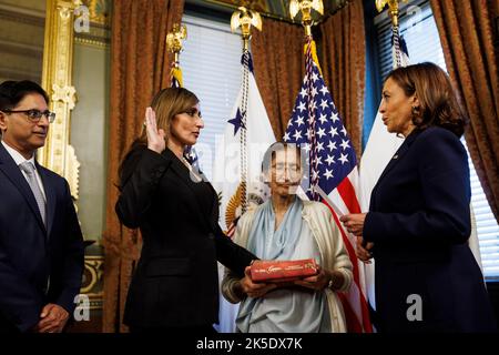 Washington DC, Stati Uniti. 07th Ott 2022. Il Vice Presidente degli Stati Uniti Kamala Harris giura Shefali Razdan Duggal, Ambasciatore degli Stati Uniti nei Paesi Bassi, nell'Ufficio Cerimoniale del Vice Presidente nell'Eisenhower Executive Office Building, presso il White House Campus di Washington, DC, Stati Uniti, venerdì 7 ottobre, 2022. Duggal è stato confermato dal Senato degli Stati Uniti il 19 settembre 2022. Credit: MediaPunch Inc/Alamy Live News Foto Stock