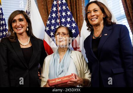 Washington DC, Stati Uniti. 07th Ott 2022. Il Vice Presidente degli Stati Uniti Kamala Harris si presenta per una foto con Shefali Razdan Duggal, Ambasciatore degli Stati Uniti nei Paesi Bassi e, Veena Razdan, Madre di Shefali Razdan Duggal, nell'Ufficio Cerimoniale del Vice Presidente nell'Eisenhower Executive Office Building, nel campus della Casa Bianca di Washington, DC, USA, venerdì, Ottobre 7, 2022. Duggal è stato confermato dal Senato degli Stati Uniti il 19 settembre 2022. Credit: MediaPunch Inc/Alamy Live News Foto Stock