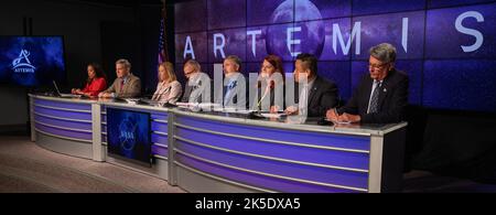 Dopo il completamento della Flight Readiness Review for Artemis i della NASA, il 22 agosto 2022, presso il Kennedy Space Center in Florida, si terrà un breve briefing mediatico. I partecipanti sono, da sinistra, Megan Cruz, NASA Communications; Bob Cabana, Amministratore associato della NASA; Janet Petro, direttore, Kennedy Space Center; Jim Free, Amministratore associato, Exploration Systems Development; Mike Sarafin, Mission Manager, Artemis i; Charlie Blackwell-Thompson, Launch Director, Artemis i; Howard Hu, Manager, Programma Orion; Chris Cianciola, Vice Manager, programma SLS. Il lancio di Artemis i è previsto Foto Stock