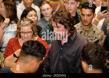 Oceanside, Stati Uniti. 06th Ott 2022. L'attore inglese Christian Bale, al centro, incontra i Marines statunitensi e i familiari in seguito a una speciale mostra del suo nuovo film "Amsterdam", al Pendleton Theater & Training Center di MCB Camp Pendleton, 6 ottobre 2022 a Oceanside, California. Credito: LCpl. Hope Straley/US Marines/Alamy Live News Foto Stock