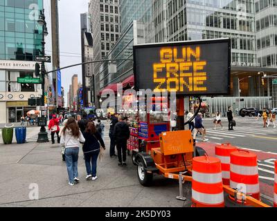 Ora New York City deve consentire il trasporto di armi nascoste a causa di un cambiamento di legge. Ma New York City ha proibito il trasporto di armi in alcune aree, come si vede con questo cartello per una zona franca di armi nel centro città nella zona di Times Square. Foto Stock