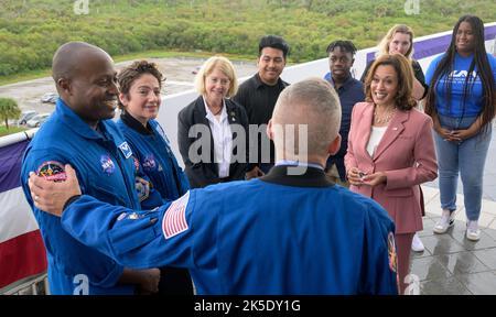 Il Vice Presidente Kamala Harris e il secondo Gentleman Doug Emhoff incontrano l'astronauta della NASA Randy Bresnik, il candidato dell'astronauta della NASA Andre Douglas, l'astronauta della NASA Jessica Meir, il Vice Amministratore della NASA Pam Melroy, E gli stagisti della NASA STEM, lunedì 29 agosto 2022, presso il Operations and Support Building II del Kennedy Space Center della NASA in Florida. Il Vice Presidente doveva assistere al lancio del razzo Space Launch System della NASA che trasportava la navicella spaziale Orion sul test di volo Artemis i, tuttavia il tentativo di lancio è stato interrotto verso le 8:30 del mattino ET. Foto Stock