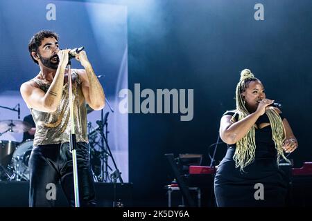 Marco Mengoni ha suonato sul palco al Mediolanum Forum di Milano per il suo Mengoni Live 2022 Foto Stock