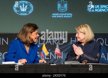 Pam Melroy, vice amministratore della NASA, a destra, si è scontrato dopo la firma degli accordi di Artemis, martedì 10 maggio 2022, da parte del Vice Presidente e Ministro degli Esteri colombiano Marta Lucía Ramírez, presso la sede della NASA a Washington DC. La Colombia è il diciannovesimo paese a firmare gli accordi di Artemis, che stabiliscono una serie pratica di principi per guidare la cooperazione in materia di esplorazione spaziale tra le nazioni che partecipano al programma Artemis della NASA. Foto Stock