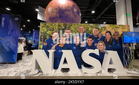 I partecipanti visitano l'area della NASA durante il 37th° Simposio spaziale, martedì 5 aprile 2022, a Colorado Springs, Colorado. Foto Stock