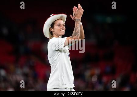 Londra, Regno Unito. 07th Ott 2022. Rachel Daly (3 Inghilterra) indossando un cappello da cowboy dopo la simpatica partita tra Inghilterra e Stati Uniti al Wembley Stadium di Londra, Inghilterra. (Liam Asman/SPP) Credit: SPP Sport Press Photo. /Alamy Live News Foto Stock