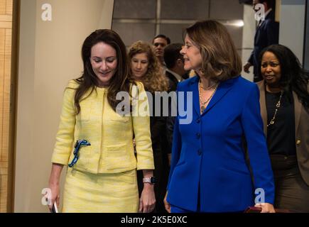 Susie Perez Quinn, Capo dello Stato maggiore della NASA, ha lasciato il paese, ha parlato con Marta Lucía Ramírez, Vice Presidente e Ministro degli Esteri colombiano, proprio dopo la firma degli accordi Artemis, martedì 10 maggio 2022, presso la sede della NASA a Washington DC. La Colombia è il diciannovesimo paese a firmare gli accordi di Artemis, che stabiliscono una serie pratica di principi per guidare la cooperazione in materia di esplorazione spaziale tra le nazioni che partecipano al programma Artemis della NASA. Foto Stock