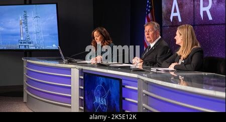 Il 28 agosto, presso il Kennedy Space Center della NASA, in Florida, si terrà un briefing sullo stato del conto alla rovescia di Artemis. Da sinistra sono Megan Cruz, NASA Communications; Jeff Spaulding, Artemis i senior test director NASA; Melody Lovin, ufficiale meteo, Space Launch Delta 45. Il lancio di Artemis i è previsto per il 29 agosto, alle 8:33:00 EDT dal Kennedy's Launch Complex 39B. La prima di una serie di missioni sempre più complesse, Artemis i fornirà una base per l'esplorazione dello spazio profondo umano e dimostrerà il nostro impegno e la nostra capacità di estendere la presenza umana alla Luna e oltre. Il Foto Stock