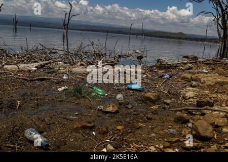 Nakuru, Kenya. 05th Ott 2022. Una vista dei rifiuti di plastica che dissemina le rive del lago Nakuru. L'aumento delle acque nel lago Nakuru ha influenzato la biodiversità all'interno del parco, con il cambiamento della chimica dell'acqua. Media for Science Health and Agriculture (MESHA), un'organizzazione mediatica keniota, ha organizzato una missione di ricerca di fatti per i giornalisti per comprendere in prima persona l'impatto del cambiamento climatico sulla biodiversità nel Parco Nazionale del Lago Nakuru. (Foto di James Wakibia/SOPA Images/Sipa USA) Credit: Sipa USA/Alamy Live News Foto Stock
