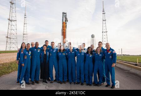 Gli astronauti e gli astronauti candidati della NASA e dell’Agenzia spaziale canadese posano per una fotografia davanti al sistema di lancio spaziale Artemis i della NASA e alla navicella spaziale Orion in cima al lanciatore mobile sul pad al Launch Complex 39B il 28 agosto 2022. Gli astronauti sono, da sinistra a destra: Christina Birch, candidato astronauta della NASA; Joe Acaba, astronauta della NASA; Don Pettit, Astronauta della NASA; Victor Glover, astronauta della NASA; Jessica Meir, astronauta della NASA; Jeremy Hansen, astronauta dell'agenzia spaziale canadese; Stan Love, astronauta della NASA; Jack Hathaway, candidato astronauta della NASA; Shannon Walker, astronauta della NASA; Andre Dou Foto Stock