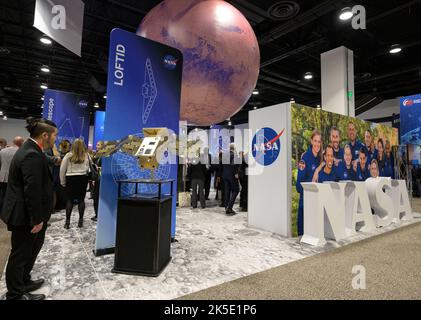 I partecipanti visitano l'area della NASA durante il 37th° Simposio spaziale, martedì 5 aprile 2022, a Colorado Springs, Colorado. Foto Stock