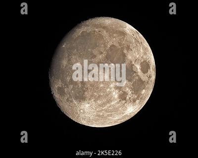 Sheerness, Kent, Regno Unito. 7th Ott 2022. UK Weather: La luna quasi piena vista in un cielo sereno sopra Sheerness, Kent. Credit: James Bell/Alamy Live News Foto Stock